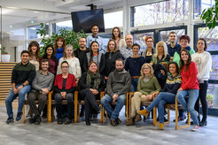 Starting left: Dr. Fernanda Ramos-Gomes (MPI), Regine Kruse (MPI), Julia Schirmer (UMG-Radiologie, MPI), Jakub Mitręga (MPI), Dr. Andrea Markus (MPI), Bärbel Heidrich (MPI), Dr. Oliver Reinhardt (MPI), Prof. Dr. Frauke Alves (Gruppenleiterin, UMG-HämOnk, UMG-Radiologie und MPI), Dr. Diana Pinkert-Leetsch (UMG-Radiologie, MPI), Dr. Jeannine Missbach-Güntner (UMG-Radiologie), PD Dr. Joanna Napp (UMG-Radiologie), Jonas Albers (UMG-Radiologie), Sabine Wolfgramm (UMG-Radiologie, MPI), PD Dr. Christian Dullin (UMG-Radiologie), Bettina Jeep (UMG-Radiologie), Amara Khan (MPI).