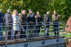 Einweihungsgäste am Teich