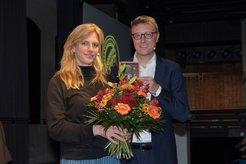 Preisträgerin Prof. Dr. Maja Göpel erhält die Science Communication-Medaille von Prof. Dr. Patrick Cramer.