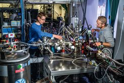 PhD students Felix Kurtz (l.) and Dennis Epp prepare an experiment.