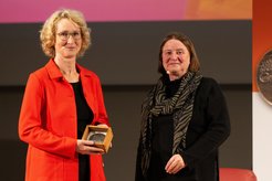 Prof. Dr. med. Frauke Alves (right) with awardee Prof. Dr. Katrin Böhning-Gaese.