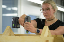 Miriam Fischer bei der Arbeit in der Tischlerei am Faßberg-Campus.