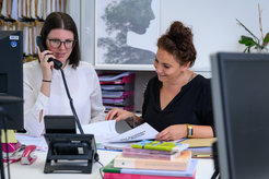 Ausbilderinnen Isabell Weinrich (rechts) und CarinaSotnikov stehen den Azubis mit ihrer Expertise zur Seite.