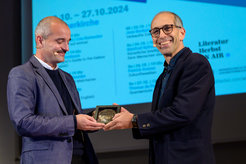 Dr. René Heller (left) presents the medal to the prizewinner Dr. Arik Kershenbaum.
