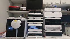 Agilent Infinity II LC-MS-System mit Absorptions-, Fluoreszenz- und Massenspektrometriedetektoren. Verwendung zur Analyse von fluoreszenzmarkierten Biomolekülen.