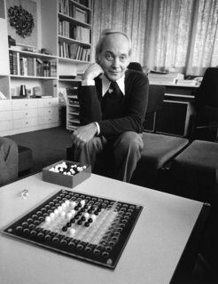 Manfred Eigen in seinem Büro 1975.