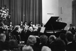 Begleitet vom Mainzer Kammerorchester spielt Manfred Eigen anlässlich der Hauptversammlung der Max-Planck-Gesellschaft 1979 das A-Dur-Klavierkonzert KV 414 von Mozart.