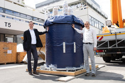 Prof. Dr. Markus Zweckstetter (left) and Prof. Dr. Christian Griesinger in front of the new 1,2-GHz-NMR-spectrometer.