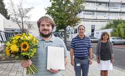 Lukas Munser mit seinem Ausbilder Sven Kinzel und der Geschäftsführenden Direktorin Marina Rodnina (von links).