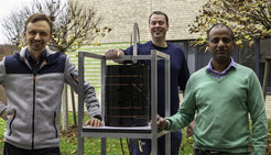 Sergey Korchak, Stefan Glöggler und Anil Jagtap (von links) mit ihrem selbstgebauten, mobilen Magnetresonanztomografen.
