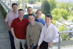 Die am Kernexport-Projekt beteiligten Wissenschaftler: Prof. Ralf Ficner, Thomas Monecke, Dr. Achim Dickmanns (hinten), Dr. Piotr Neumann (vorn), Thomas Güttler und Prof. Dirk Görlich (von links).