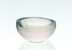 Foto eines Hydrogels, gebildet aus FG-Domänen eines Kernporenproteins. Solche Hydrogele erfüllen in unseren Zellen eine lebenswichtige Aufgabe. Im zentralen Kanal der Kernpore bilden sie eine hochselektive Barriere, die den Stoffaustausch zwischen Zellkern und Zytoplasma kontrolliert.