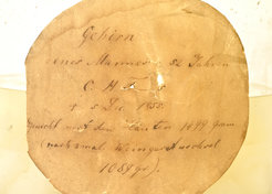 Historisches Etikett für das Hirnpräparat von Carl Friedrich Gauss: „Gehirn eines Mannes v. 78 Jahren. C.F. Gauss. Gestorben 1855, wog frisch mit den Häuten 1492 gr. ohne Häute 1415 gr., am 15. Mai 1856 wiedergewogen 1016 gr.“.