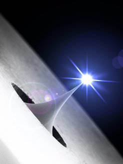Die ultrakurzen Elektronenpulse für die Untersuchung molekularer Filme werden mit Laserlicht am Ende einer nanoskopisch kleinen Metallspitze erzeugt. Das Bild zeigt eine elektronenmikroskopische Aufnahme.