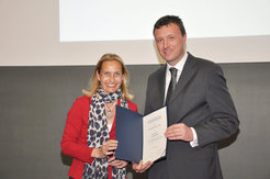 Anja Hamann Vertreterin der Stifterfamilie und Enkelin des Stifters Arthur Burkhardt, überreichte Patrick Cramer die Urkunde zum Preis.