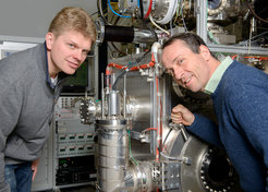 Dr. Oliver Bünermann und Prof. Dr. Alec Wodtke (rechts) im Laserlabor.