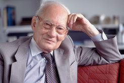 The institute's founder and Nobel Laureate Manfred Eigen in 2001.