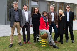 Michael Höfer (Geschäftsführer des Kinderhaus e. V.), Matthias Duhm (bmp architekten), Melanie Jahn (Leiterin der Kita), Maria Schmidt (Stadträtin für das Dezernat Personal, Schule und Jugend der Stadt Göttingen), Reiner Schymura (Leiter Betriebstechnik des Instituts), Helmi Behbehani (Bürgermeisterin Göttingen) und Prof. Dr. Dirk Görlich (Geschäftsführender Direktor des Instituts) vor der neuen Kita (v. links).