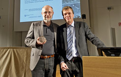 Prof. Dr. Harald Lesch mit Prof. Dr. Helmut Grubmüller (von links).
