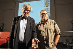 Preisträger Prof. Dr. Metin Tolan (links) und Prof. Dr. Nils Brose.