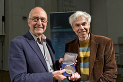 Prof. Dr. Theo Geisel mit Preisträger Prof. Dr. Douglas R. Hofstadter (rechts).