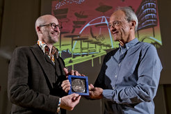 Prof. Dr. Mark Miodownik (links) und Prof. Dr. Walter Stühmer.
