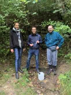 Springs with cold water can be found at very low altitude. They are inhabited by Crenobia in central and northern Europe. Our spring sampling team: Wiktoria, Daniel, and Miquel. Leo appears in the next image.