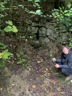 Not without effort, we finally find this beautiful spring in the Göttingen Forest. A bit up the hill. It has enough cold, clean and oxygenated waters. Leo is impatient and ready to collect some planarians with the help of a brush.