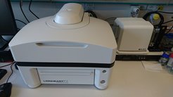 Automatisiertes Mikroskop Biotek Lionheart FX mit Trockenluftobjektiven 4x, 20x und 40x. Es verfügt über einen Inkubator mit CO2-Steuerung, Probeninjektionssystem und kann Fluoreszenz in den Kanälen CFP, YFP, RFP, Texas Red, Cy5 und Cy7 lesen. Alle transparenten unteren Multiwellplatten (bis zu 96) sind mit diesem Gerät kompatibel.