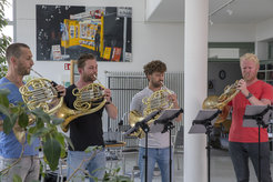 Nach den MRT-Aufnahmen geben Christoph Eß und seine Kollegen von german hornsound, Timo Steininger, Sebastian Schorr und Stephan Schottstädt (von rechts) ein kleines Konzert.