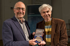 Prof. Dr. Theo Geisel with awardee Prof. Dr. Douglas R. Hofstadter (right).