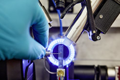 Direkter Blick auf die Probe in der Protein-Röntgenkristallografie: Der winzige Stift (Spitze in der Mitte) trägt die Kristallprobe und ist fest fixiert im Probenhalter an der Messstation P11.