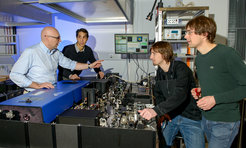Prof. Stefan Hell together with the first authors of the publication in Science, Dr. Francisco Balzarotti, Yvan Eilers, and Klaus Gwosch at the microscope (from left to right).